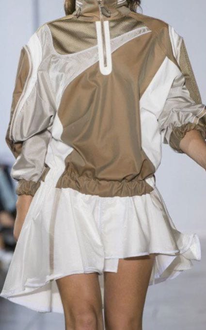 Modelo veste Calça Wide Patchwork, peça de upcycling esportivo da ReCourt