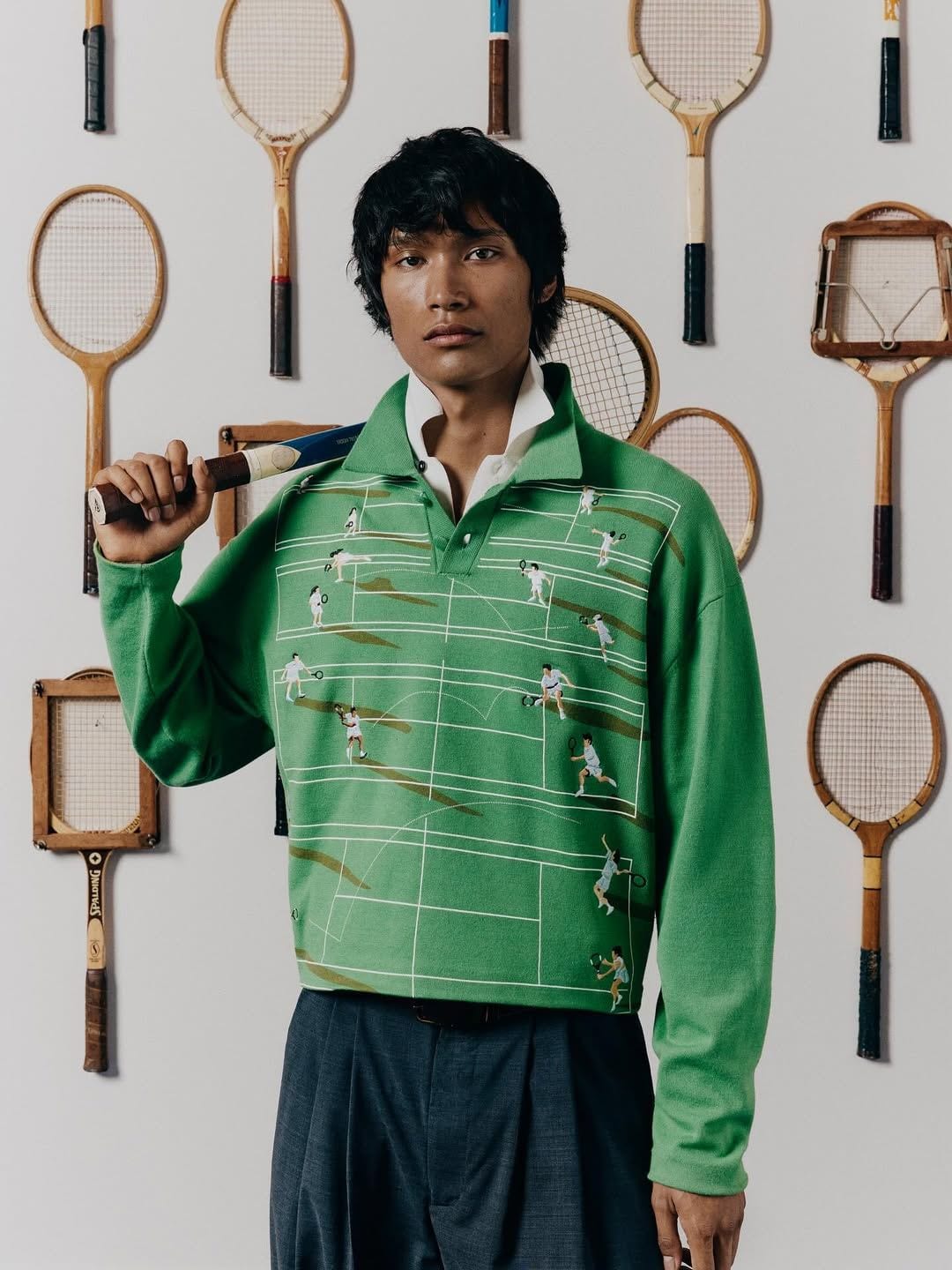 Modelo veste Kimono Memória, peça de upcycling esportivo da ReCourt