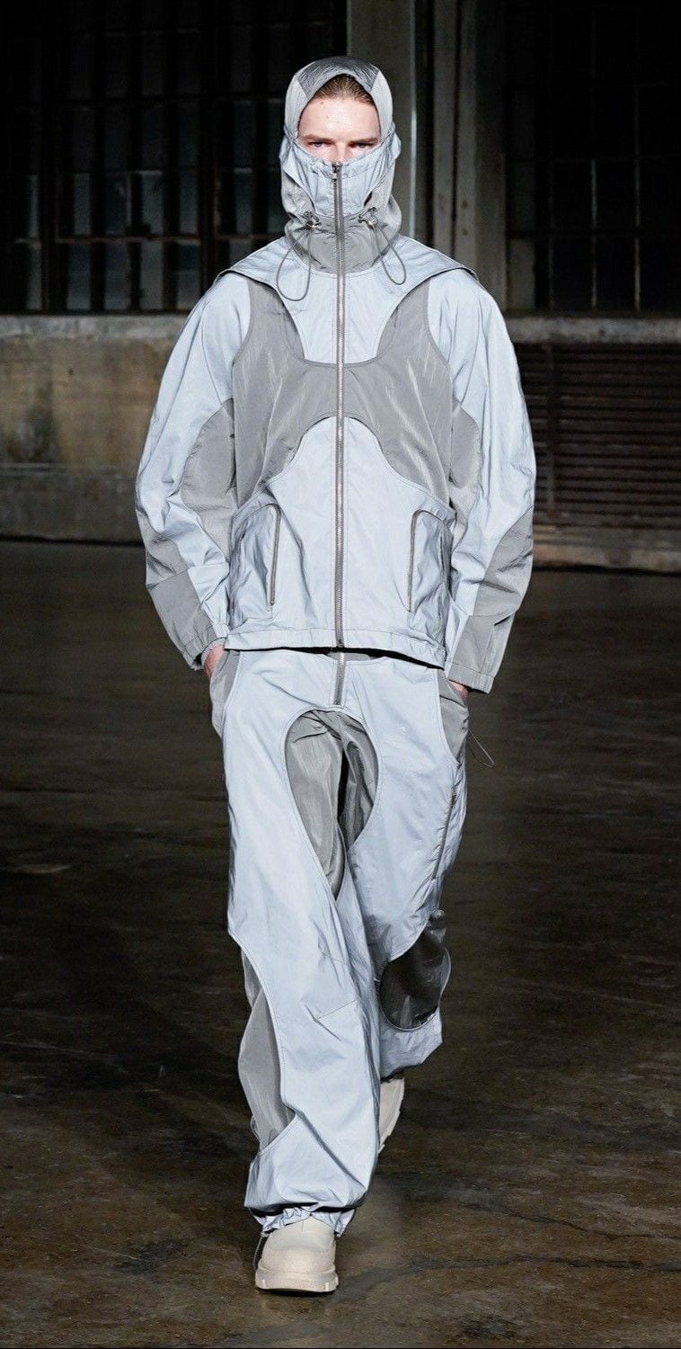 Modelo veste Macacão Trabalho Reinventado, peça de upcycling esportivo da ReCourt